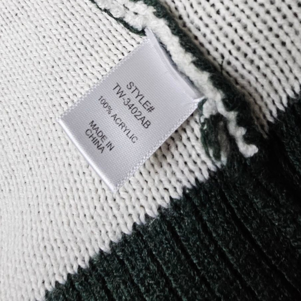 Zenana Outfitters Forest Green Star V-Neck Sweater - Picture 5 of 6